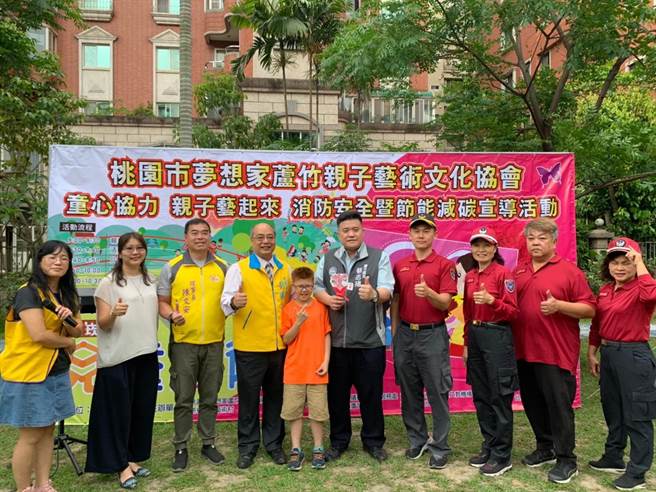 芦竹区公所区长蔡志扬及郭丽华议员、褚春来议员、刘胜全议员与张桂绵议员等4位议员皆亲自到场出席以行动表示支持消防宣导工作。（姜霏翻摄）