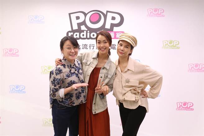 大霈(中)感谢低潮时视为主持偶像的海芬(左)主动约她见面谈心(POP Radio提供)