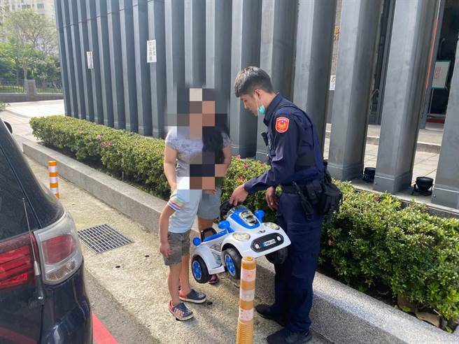 南崁派出所警员协助小男孩返家。（姜霏翻摄）