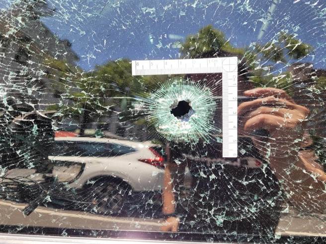 29岁林姓女子25日晚间开车衝撞路检点，警方连开2枪，，坐在副驾驶座的林女不幸中弹伤重不治。（翻摄画面）