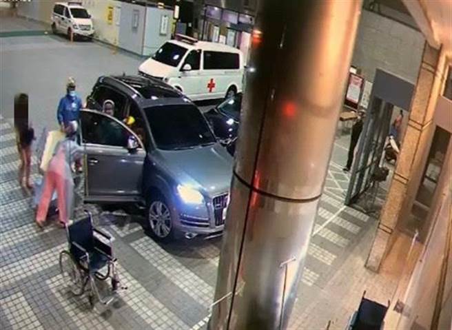29岁林姓女子开车送友人到医院急救。（翻摄画面）