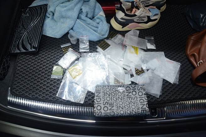 警方在车上查获10包毒品，2包海洛因0.75公克、1包安非他命0.32公克及7包的毒品残渣袋。（翻摄画面）