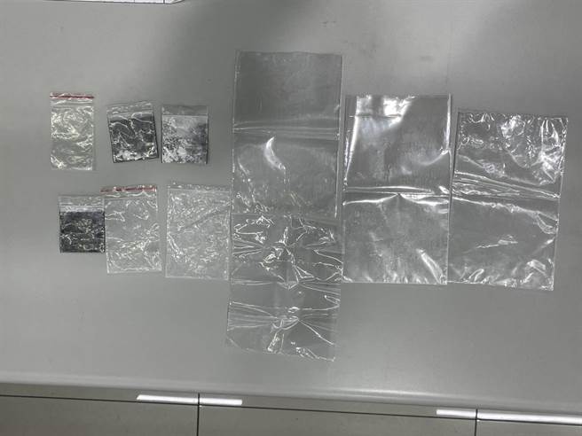 警方在车上查获10包毒品，2包海洛因0.75公克、1包安非他命0.32公克及7包的毒品残渣袋。（翻摄画面）