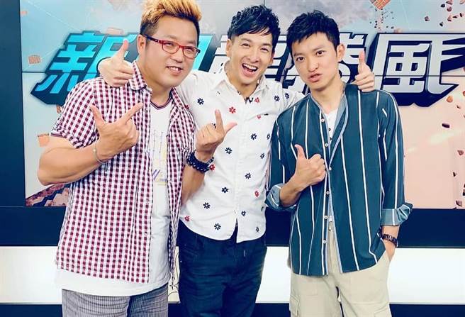 中天主播选拔大赛参赛者祝锵博（中）与中天主播简至豪（右）、来宾黄敬平。（中天电视台提供）