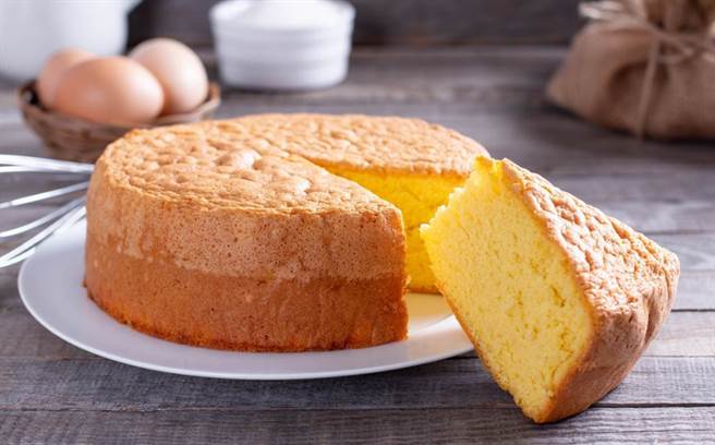 網友買蛋糕，差點被店員換成即期品。（示意圖／Shutterstock）