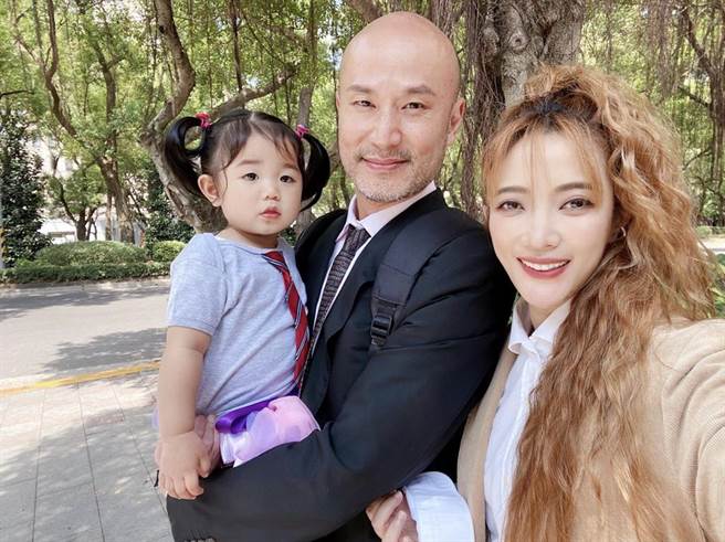 黃美珍（右）與老公、女兒。（上行娛樂提供）