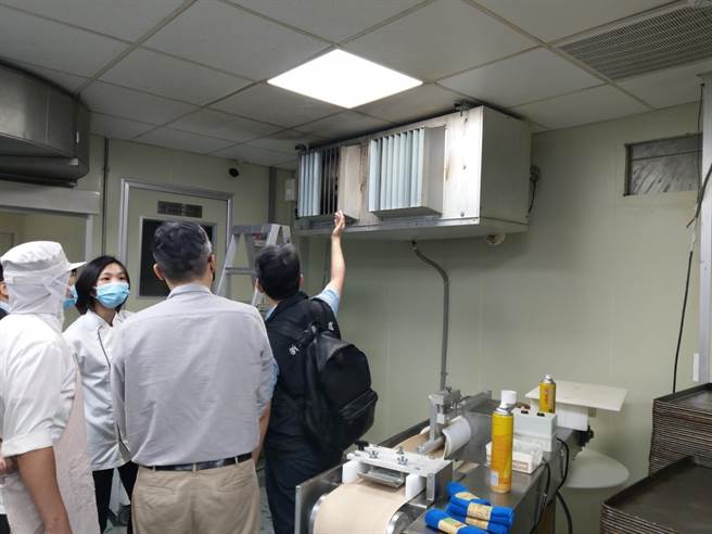 劳检处确认现场送风设备是否正常使用。（新北市劳工局提供／许哲瑗新北传真）