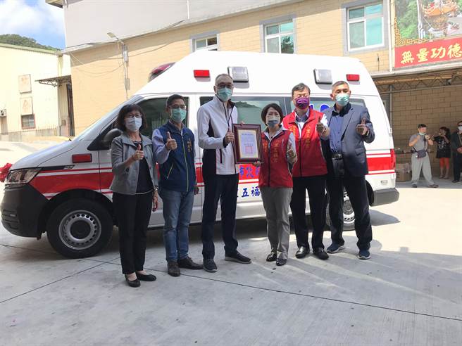 新北市八里五福宫为恭祝五路武财神圣诞千秋，透过「新北市好日子爱心大平台」捐赠价值320万元高顶救护车「五福壹号」及近40万元的爱心物资。（民政局提供）