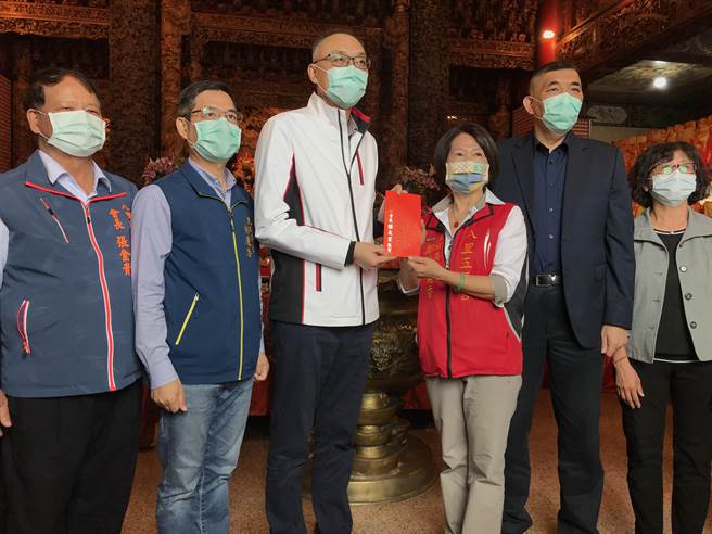 新北市八里五福宫为恭祝五路武财神圣诞千秋，透过「新北市好日子爱心大平台」捐赠价值320万元高顶救护车「五福壹号」及近40万元的爱心物资。（民政局提供）