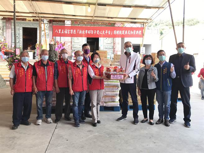 新北市八里五福宫为恭祝五路武财神圣诞千秋，透过「新北市好日子爱心大平台」捐赠价值320万元高顶救护车「五福壹号」及近40万元的爱心物资。（民政局提供）