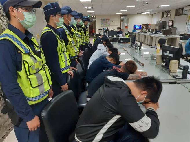 头份警分局逮获刘嫌等9名涉及暴力滋事分子。（头份警分局提供／谢明俊苗栗传真）