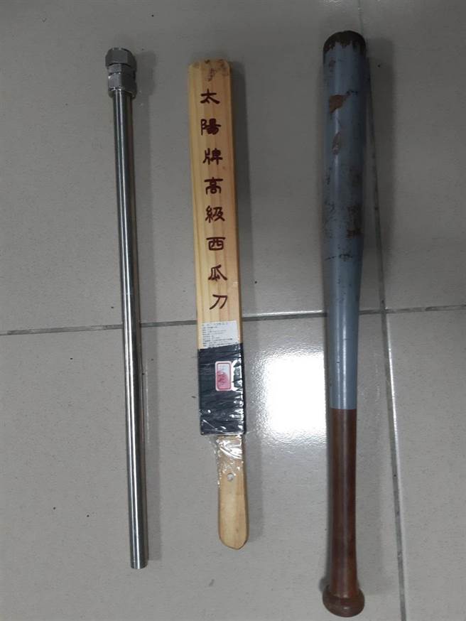 头份警分局逮获刘嫌等9名涉及暴力滋事分子，起获刀械等犯案工具。（头份警分局提供／谢明俊苗栗传真）