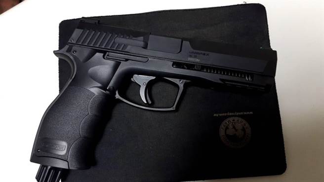 头份警分局逮获刘嫌等9名涉及暴力滋事分子，起出镇暴空气枪一把。（头份警分局提供／谢明俊苗栗传真）