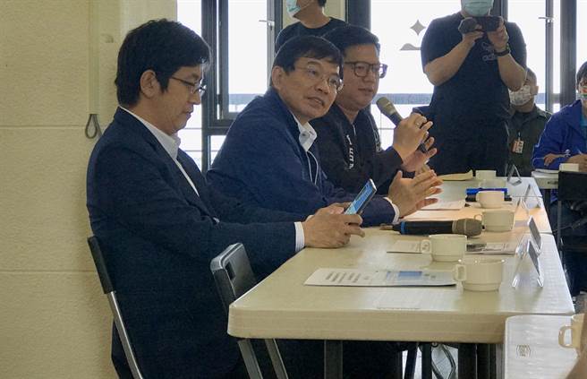 交通部长王国材表示，目前台铁组织架构属中央集权，将设立地区营运中心加强对地方各事务管控。（陈彩玲摄）