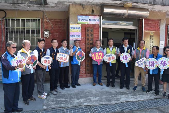 铜锣乡新盛社区关怀据点26日上午正式揭牌启用，苗栗县长徐耀昌等政要到场祝贺。（谢明俊摄）