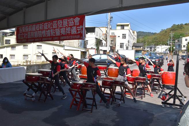 铜锣乡新盛社区关怀据点成立，新隆国小太鼓队表演庆贺。（谢明俊摄）