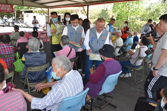 苗栗县长徐耀昌致赠每位长辈小礼物。（谢明俊摄）