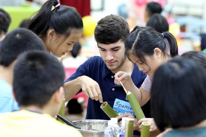 为推动双语教育政策，教育部110学年度将邀请70名美籍教学助理将投入县市政府国中小学校，营造口说式英语情境。(教育部提供／李侑珊台北传真)