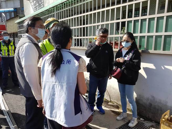 八德在地议员蔡永芳、八德区长邱瑞朝、社会课长邱玉凤等人到场慰问家属。（翻摄照片／蔡依珍桃园传真）