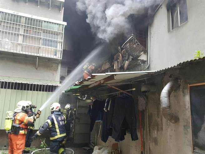 桃园八德老旧公寓26日清晨大火，消防到场已全面燃烧，紧急入室抢救，曹姓父子成焦尸、母命危送医仍不治。(翻摄照片／蔡依珍桃园传真)