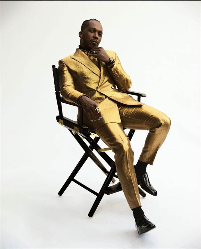 图一：小莱斯利奥多姆（Leslie Odom Jr.）身穿义大利品牌Brioni的金色套装，得到许多好评。（翻摄自小莱斯利奥多姆IG）