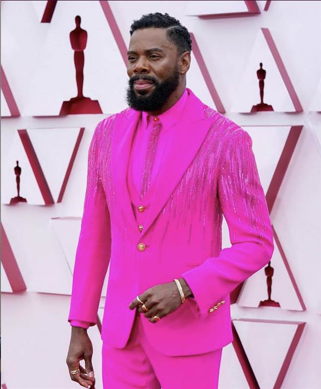 图二：科尔曼多明戈(Colman Domingo)驾驭粉色Versace三件式西装套装，惊艷奥斯卡。（翻摄自科尔曼多明戈IG）