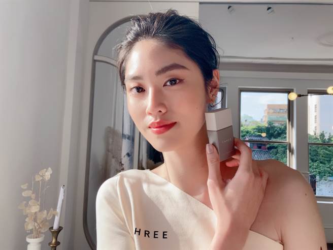 THREE、ALBION、DEW推出三款高防晒系数的产品，图中MODEL示范的是THREE艳阳全效UV粉底液。（邱映慈摄）