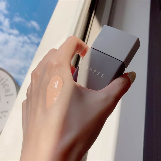 THREE艳阳全效UV粉底液 SPF50+ PA++++，质地水润，用手就能轻松推匀全脸。（邱映慈摄）