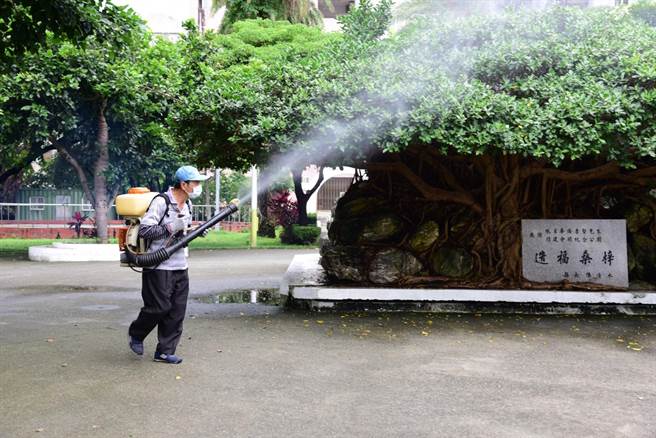 花莲市公所今派员前往中琉公园消毒。（花莲市公所提供／罗亦晽花莲传真）