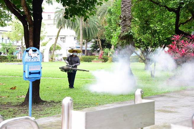 由于恙虫喜停留在杂草尖端，花莲市公所今派员前往中琉公园消毒。（花莲市公所提供／罗亦晽花莲传真）