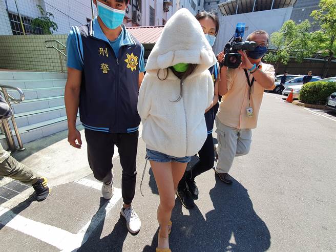 警方带29岁林姓女子前往医院相验遗体。（叶书宏摄）