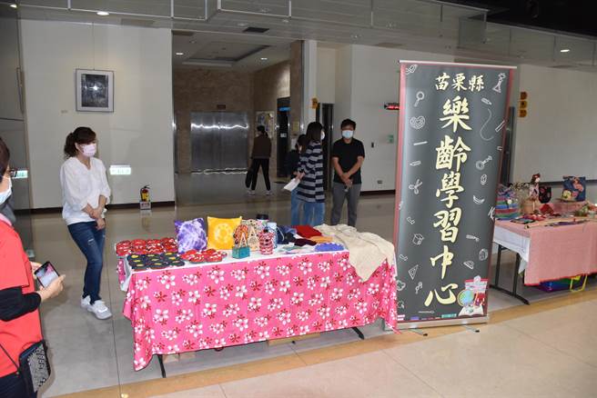 三義鄉建中國小樂齡中心巡迴鄉內各關懷據點，教導長輩們編織縫紉技能。（謝明俊攝）