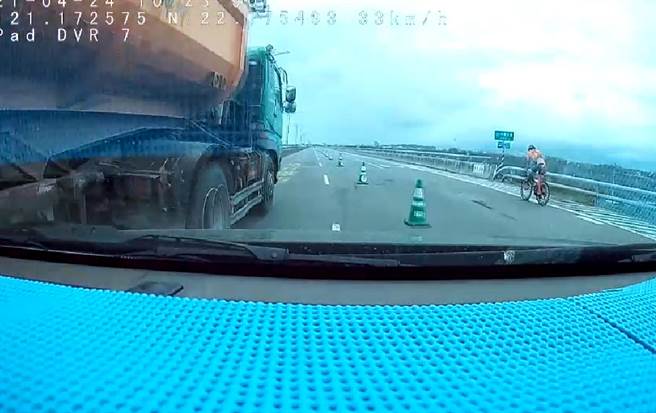 陈女驾车遭曳引车擦撞，向警方报案时却先吃罚单。（翻摄自行车纪录器）