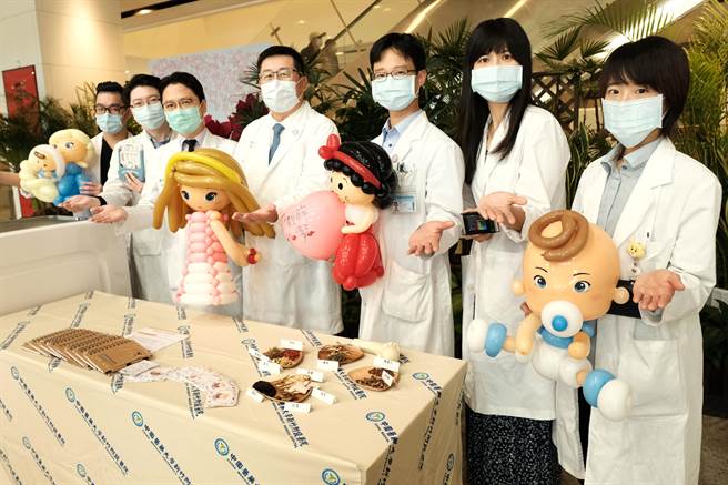 中医大新竹附设医院5月3日举办「珍爱母亲节健康园游会」，院长陈自谅（中）欢迎民眾相揪母亲来健康检测。（罗浚滨摄）　
