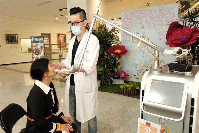 中医大新竹附设医院5月3日举办「珍爱母亲节健康园游会」，整形外科医师廖伟捷（右）将为爱美的婆婆妈妈免费做皮肤检测。（罗浚滨摄）