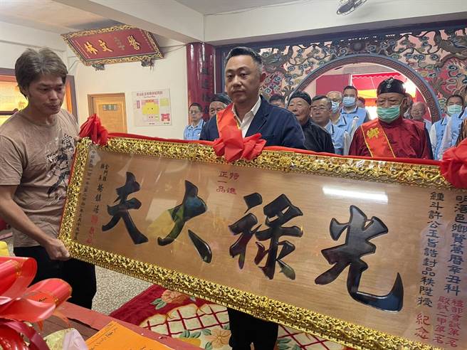 杨镇浯县长今率县府团队献匾致敬，缅怀先贤文章垂世的学问成就和孝友传家的品德情操。（李金生摄）