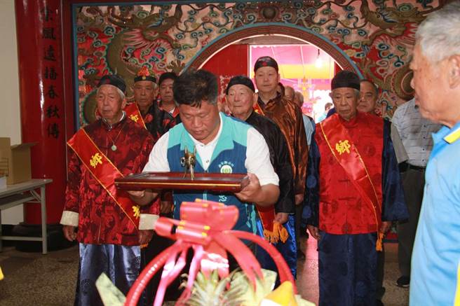 金寧乡长杨忠俊率同主管向先贤许獬致敬。（李金生摄）