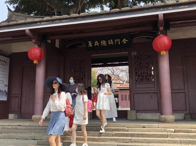 清金门镇总兵署相传是许獬读书地方「丛青轩」，每日参访游客络绎不绝。（李金生摄）