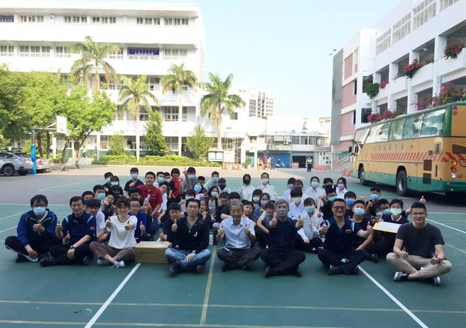 竹南君毅中學參加今年苗栗縣科展，榮獲團體總冠軍。（君毅中學提供／謝明俊苗栗傳真）