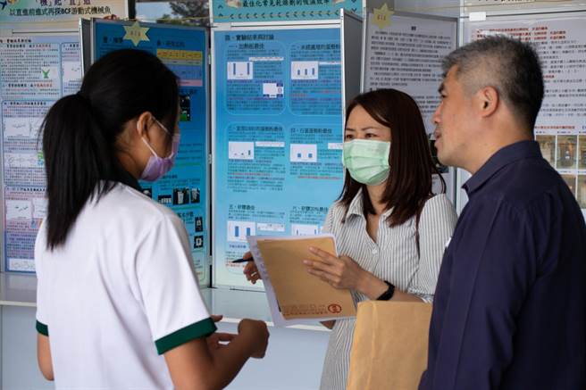 竹南君毅中學參加今年苗栗縣科展，榮獲團體總冠軍，冠軍作者說明參展內容。（君毅中學提供／謝明俊苗栗傳真）