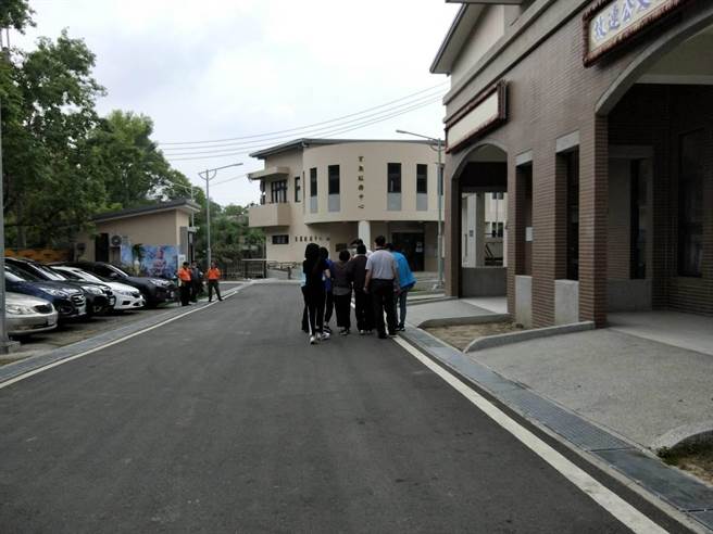 检察官去殡仪馆相验，家属仍难掩悲伤。（陈淑娥摄）