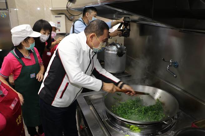 新北市长侯友宜今（26日）出席林口区东势市场银髮俱乐部启用典礼。（叶书宏摄）