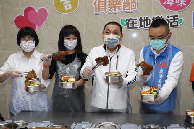 新北市长侯友宜今（26日）出席林口区东势市场银髮俱乐部启用典礼。（叶书宏摄）