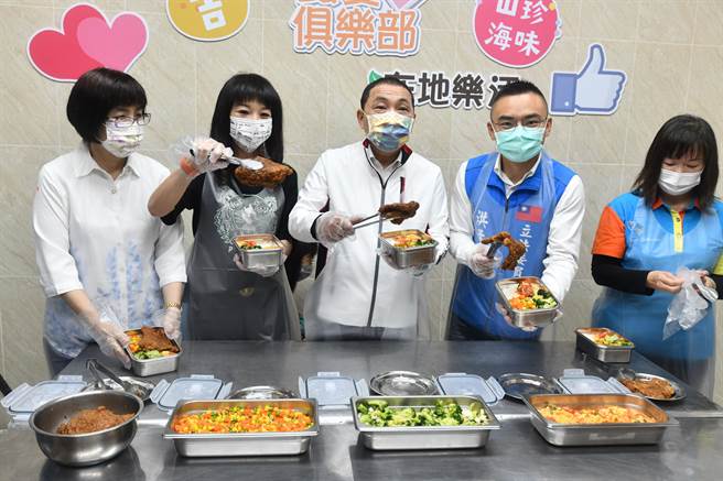 新北市长侯友宜今（26日）出席林口区东势市场银髮俱乐部启用典礼。（叶书宏摄）