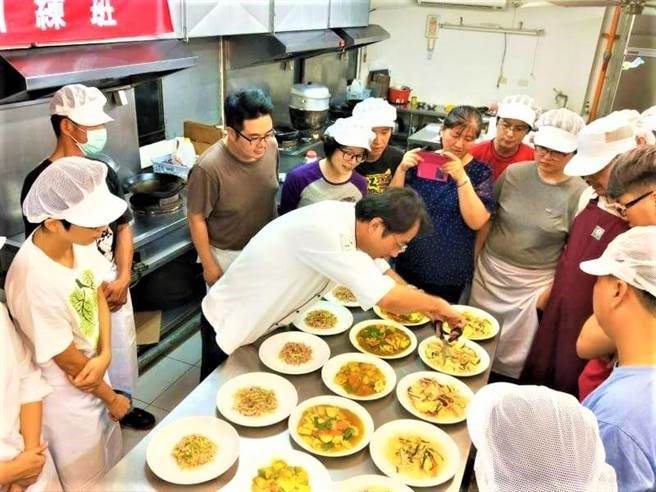 台中市政府劳工局为维护受限水影响的企业及劳工权益，提供3大措施协助度过难关。（台中市府提供／卢金足台中传真）