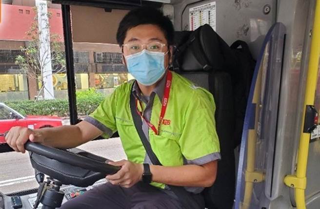 伍伟乐现成公车司机。(图／翻摄自东网)