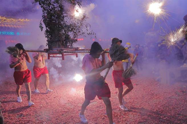 竹南中港慈裕宫炸邯郸活动，25日晚间8时热闹登场。（陈进川提供／谢明俊苗栗传真）