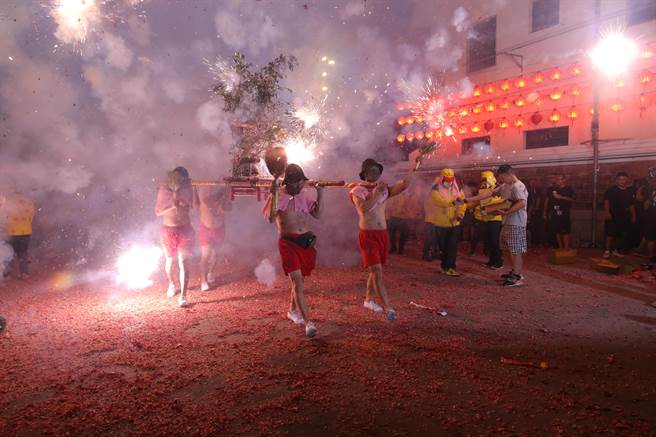 竹南中港慈裕宫炸邯郸活动，25日晚间8时热闹登场。（陈进川提供／谢明俊苗栗传真）