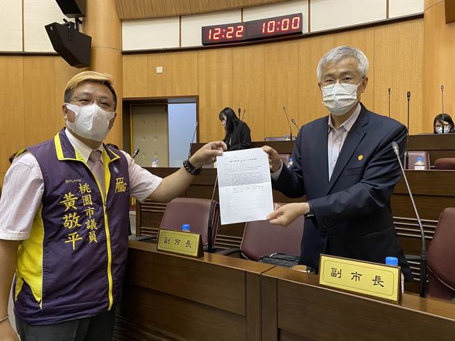 议员黄敬平26日在议会临时提案，要求法务局为外勤员警加强法治教育，并列为升迁和年终考评基准，副市长李宪民接下提案书，允诺带回研议。（蔡依珍摄）