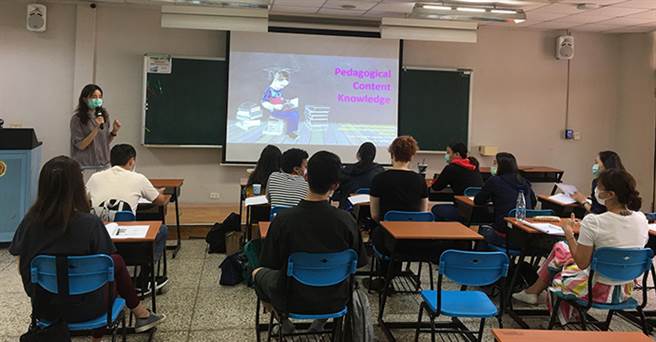 文藻外語大學獲得高雄市政府青年局資源支持，以跨域語文教學專業，研發開辦全台首創「全英語教學師資認證暨培訓」課程，並於今年四月至六月間開辦兩梯次課程。（圖/文藻外語大學提供）